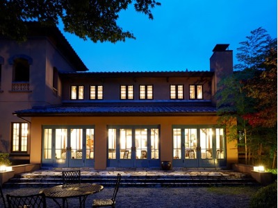 夜のレストラン外観