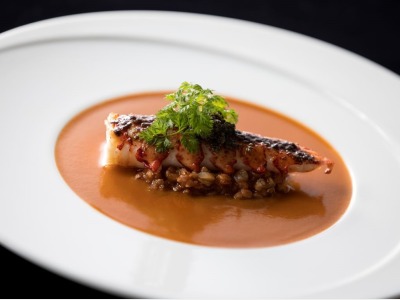 魚料理一例：オマール海老の直火焼