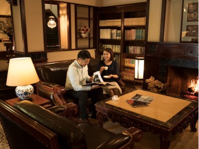 館内でくつろぐカップル