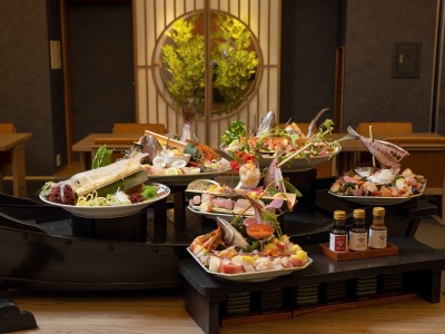 ＜夕食ビュッフェ＞ 豪華絢爛！舟盛のお刺身　※季節により内容が異なります。