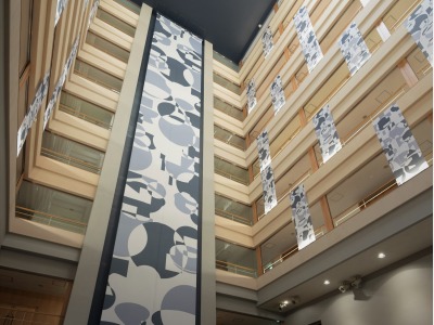 開放的空間を演出するアトリウム