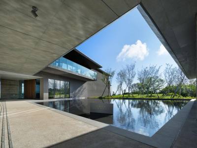 ホテルエントランス（水盤）