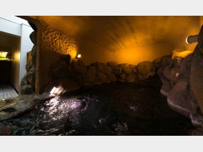 “鬼の岩屋”をイメージした当館自慢の「洞窟風呂」