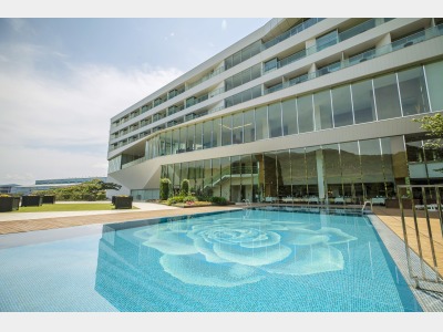 隈研吾氏設計のホテル外観とプール