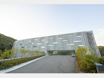 隈研吾氏設計のホテル外観