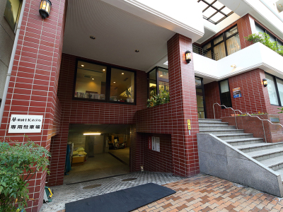 駐車場入り口（お車：1000円/泊、オートバイ：600円/泊）※7台のみ、高さ2.2M