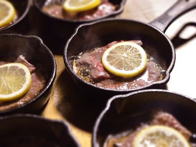 【夕食】ライブキッチンでは名物レモンステーキをご提供