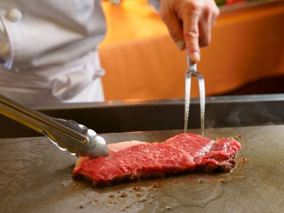 ＜夕食＞大人気の国産牛ロースステーキをご用意しております。