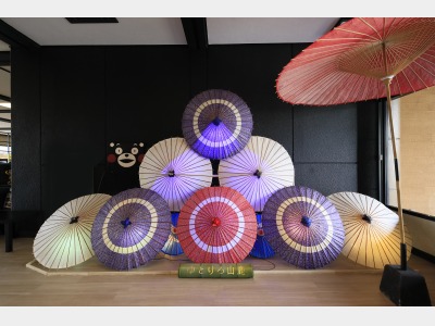 和傘とエントランス