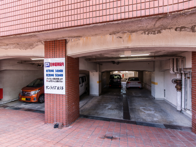 第二サンライズホテル お車は、スッタフにて移動させていただきます。