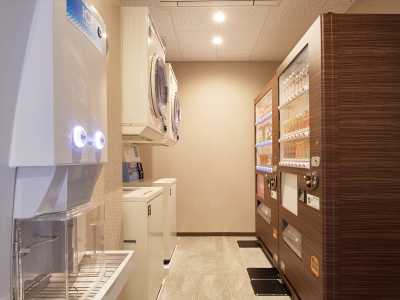 【自販機・ランドリーコーナー】24時間ご利用可能。長期滞在に便利です。