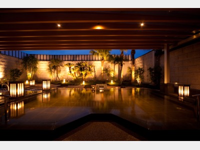 スパリゾート あがんなっせ 露天風呂（夜）