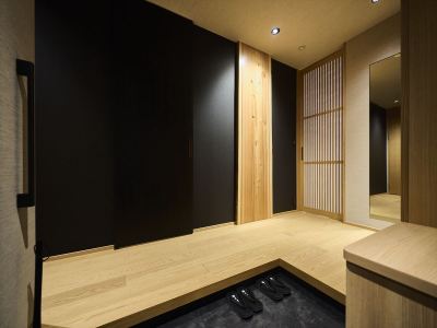 特別室　奏／日田杉でデザインされた玄関口でお客様をお迎えいたします。