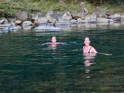 サウナから出たらフレッシュな水風呂（川）へダイブ！