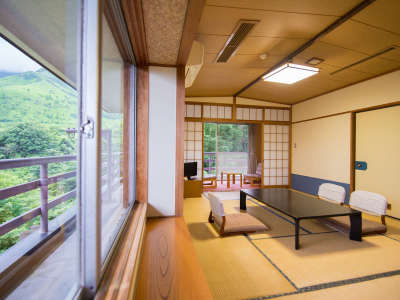 ［和室］本間10畳+踏込2.5畳