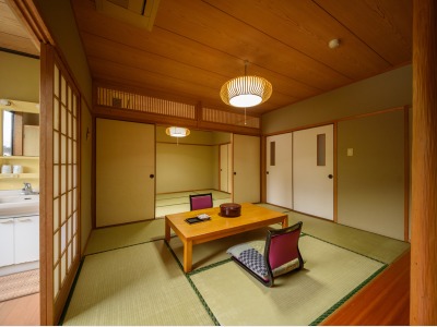 2階和室『月江』  和室１２畳、由布岳の見えるゆとりのある角部屋です。（お風呂なし）
