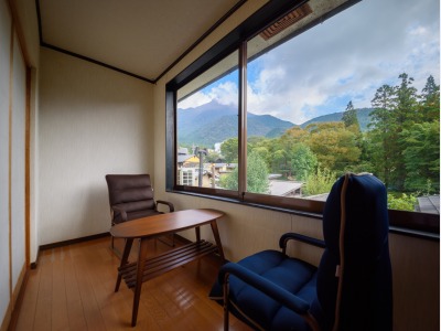 2階和室『山水』  和室１０畳、由布岳の見えるゆとりある角部屋です。
