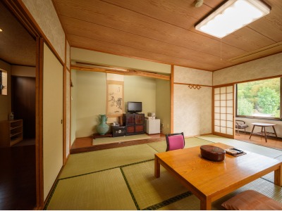 2階和室『山水』  和室１０畳、由布岳の見えるゆとりある角部屋です。