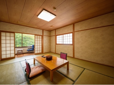 2階和室『山水』  和室１０畳、由布岳の見えるゆとりある角部屋です。