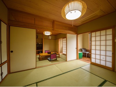 2階和室『夢久』  和室１２畳、由布岳の見えるお部屋です。（お風呂なし）
