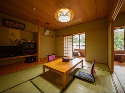 2階和室『夢久』  和室１２畳、由布岳の見えるお部屋です。（お風呂なし）