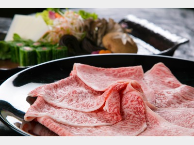 国産和牛しゃぶしゃぶコースの一例です。上質なお肉をサッと湯通ししてサッパリとした味わいを♪
