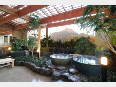 ２階「あさぎりの湯」露天スペースにある陶器風呂