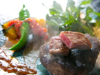 夕食一例＜黒毛和牛ステーキ石焼・直入野菜添え＞