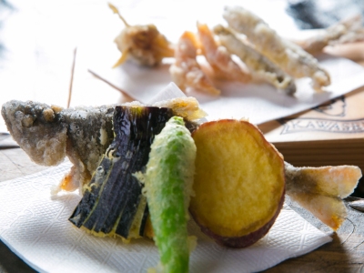 夕食一例＜直入エノハ姿唐揚げ・季節の野菜と＞