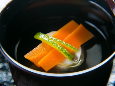 夕食一例＜清汁仕立て、しめじ真丈、東寺巻＞