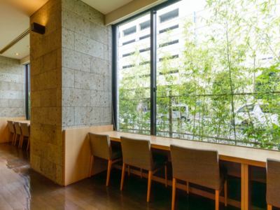 大きな窓から光が差し込む朝食会場