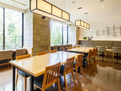 大きな窓から光が差し込む朝食会場