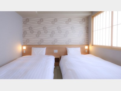 【禁煙】ファミリールーム 41.28～41.80平米　サータ社製ベッド（1200×1950㎜　4台） (2)