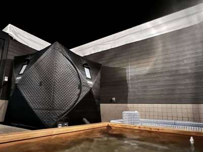 スイートグランピングには拘りのテントサウナを設置 