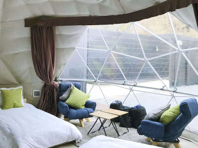 ドームテントはちょっとした秘密基地。いつもと違う雰囲気をお楽しみください