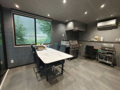 スイートグランピングの食事スペースはコンテナハウスで冷暖房完備 