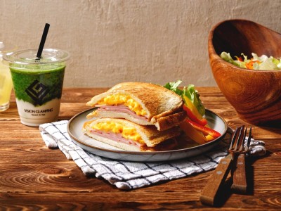 【朝食】朝はホットサンドとスムージー