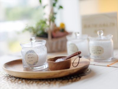 【バスソルトバー】ご自身でお好きな香りのバスソルトをお部屋に持って行って頂く仕様です。