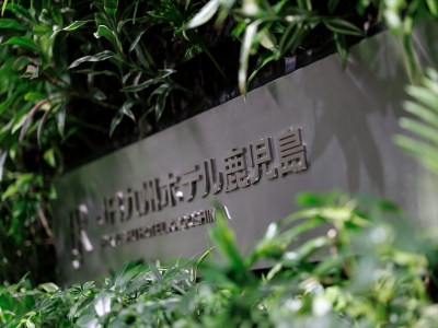 【ホテル駅連絡通路エントランス】緑いっぱいのエントランスがお迎えいたします。記念にお写真もどうぞ。