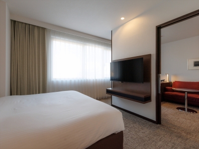 【デラックスダブル(北館) 33㎡】ゆとりのある客室にクイーンサイズ以上のベッドが設備された快適空間