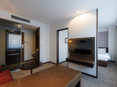 【デラックスダブル(北館) 33㎡】ゆとりのある客室にクイーンサイズ以上のベッドが設備された快適空間