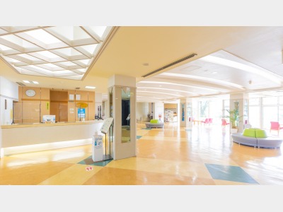 館内：開放感あふれるロビーでお出迎えいたします