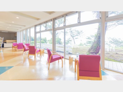 館内：開放感あふれるロビーでお出迎えいたします1