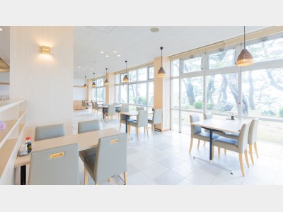 館内：外の景色を感じることができる、開放感のあるレストランにてお食事をご提供いたします