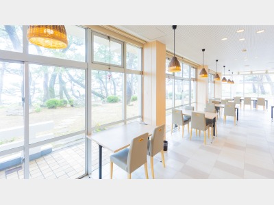 館内：外の景色を感じることができる、開放感のあるレストランにてお食事をご提供いたします1