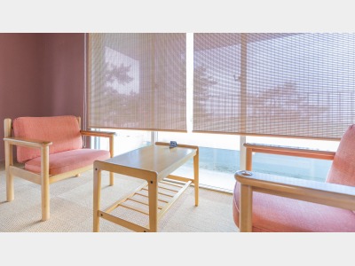 客室：プレミアム和室／窓の向こうに広がる雄大な景色＜一例＞