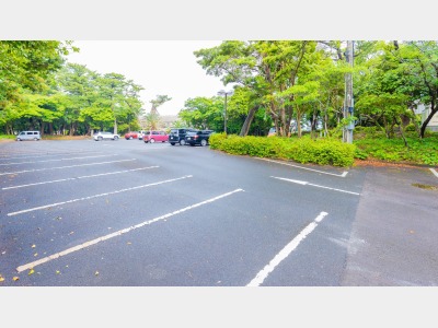 施設内：約100台まで駐車可能なスペースをご用意しております