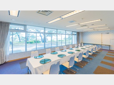 *館内：多種多様なご希望にそえるように大小様々な会議室・宴会場を完備