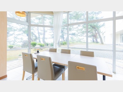 *館内：外の景色を感じることができる、開放感のあるレストランにてお食事をご提供いたします