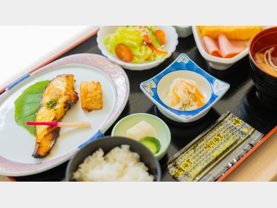 朝食：朝の定番メニューを中心に、ホッと心が落ち着く和食をご用意いたします＜一例＞